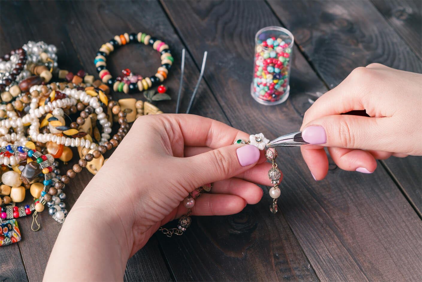 Jump rings for jewelry making supplies and necklace repairs with jump ring pliers and open jump rings (1200 pieces silver and gold)